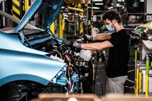 صنعت خودرو زیر تیغ پزشکیان